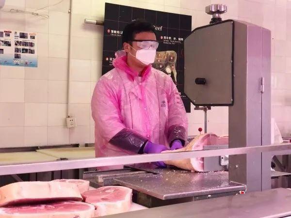 祥九瑞盈的臺灣鋸骨機(jī)曾在社區(qū)商超內(nèi)上陣鋸肉，為抗疫出一份力